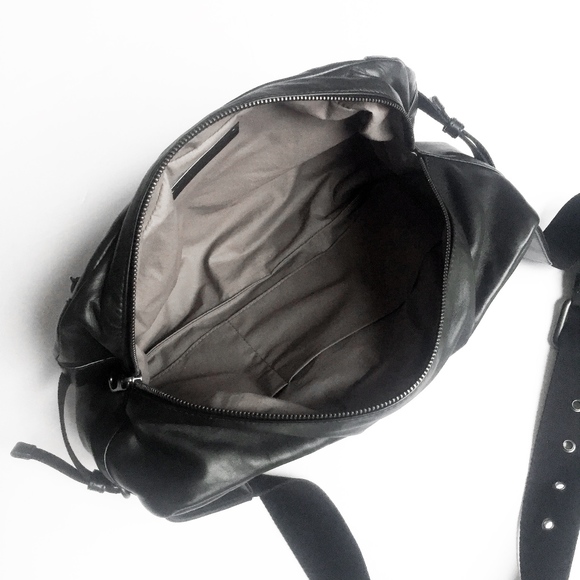 BOTTEGA VENETA sling black leather belt bag unisex - Picture 6 of 8